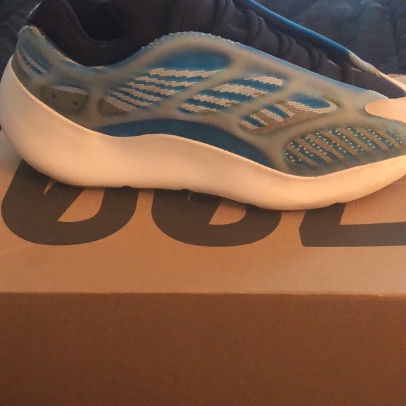 Great condition yeezy 700 main image 5